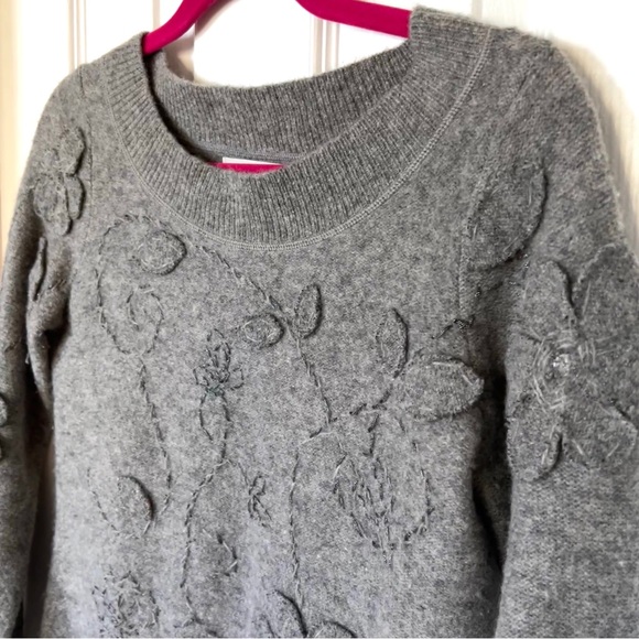 **SOLD** Nine West Flower Patch Gray Wool Embroidered Sweater - Picture 4 of 12